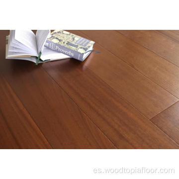 Piso de parquet de madera sapele de color oscuro suave